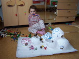 ./bilder/2011-01_Mia-Barbapapahaus_Mia-liest/100_3140_2011_01_Mia_und_ihr_Barbapapahaus.JPG